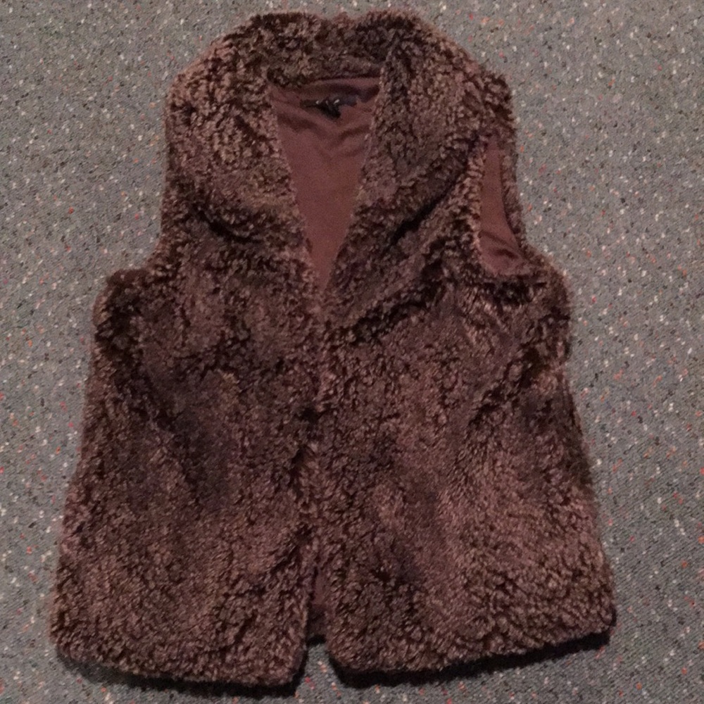Cejon Faux Fur Brown Vest 3  Hook and eye closures.